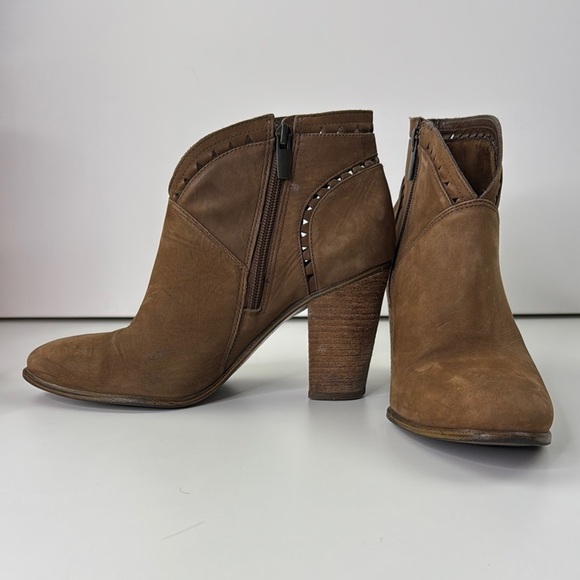 Vince Camuto Brown Heeled Boots with Chunky Heel and Western Design - Picture 4 of 14